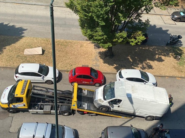Liberato alloggio Atc in via Togliatti, rimossi anche i veicoli degli occupanti in sosta abusiva