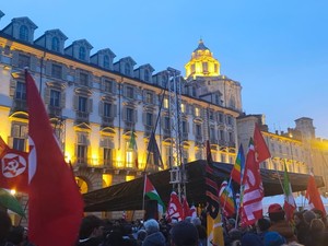 In piazza contro l'attacco in Iran: "Ma non siamo col regime"