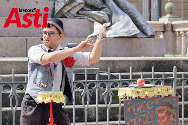 Illusionisti da tutto il mondo incantano piazza Roma: ad Asti le semifinali del Campionato di street magic [FOTO]