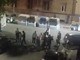 Sangue a terra, parabrezza sfondati e un accoltellamento: ancora una notte folle in Barriera [VIDEO]