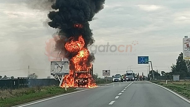 A fuoco un mezzo pesante carico di galline sulla provinciale 662 tra Roreto e Marene A fuoco un mezzo pesante carico di galline sulla provinciale 662 tra Roreto e Marene