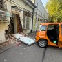 Fiat Panda come ariete contro la farmacia comunale, in fuga due donne incappucciate