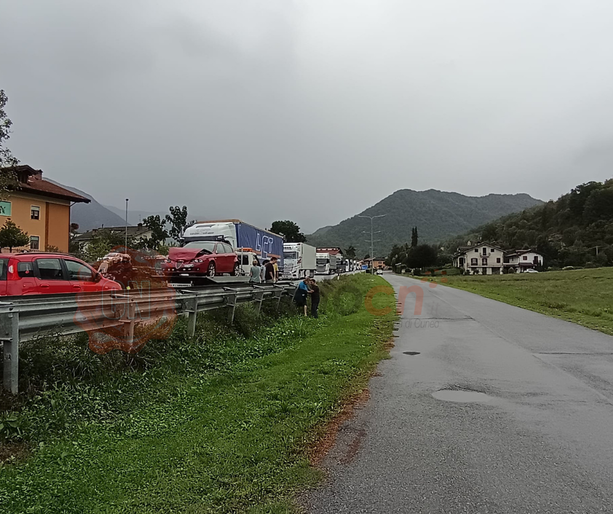 Incidente a Gaiola, coinvolte due vetture e un mezzo pesante: traffico paralizzato sulla SS 21 Incidente a Gaiola, coinvolte due vetture e un mezzo pesante: traffico paralizzato sulla SS 21