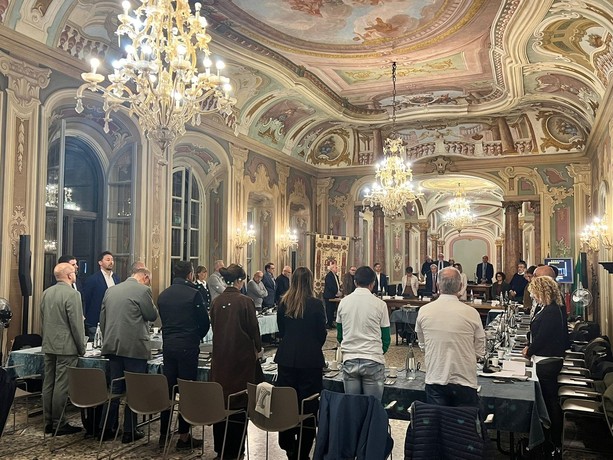 Varese, il silenzio del consiglio comunale per le vittime della democrazia. Il Pd indossa le magliette con la bandiera palestinese, l'opposizione ricorda Kirk