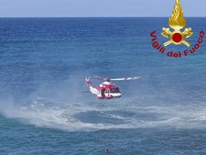 Bogliasco, ritrovato vivo dopo otto ore il giovane disperso in mare: recuperato dall’elicottero Drago