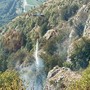 Monte Piastra, il fuoco non si spegne: a Valdieri decine di uomini al lavoro tra fumo, caldo e solidarietà [FOTO E VIDEO]