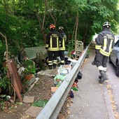 Accende un falò tra le masserizie del trincerone abbandonato: &quot;Quell'uomo va portato via da lì&quot;