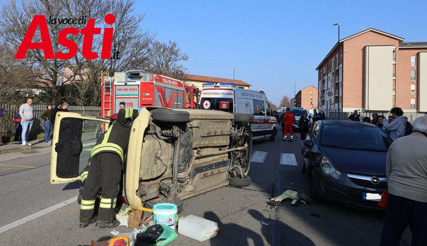 Incidente in via Torchio: un'auto si ribalta dopo l'impatto