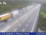 Incidente sulla A26, cinque veicoli coinvolti: autostrada bloccata in entrambe le direzioni e chilometri di coda Incidente sulla A26, cinque veicoli coinvolti: autostrada bloccata in entrambe le direzioni e chilometri di coda