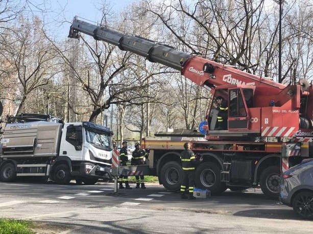Si apre una voragine, la cisterna rischia di sprofondare nell’asfalto [FOTO]