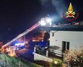 Il grande cuore di Ranco più forte dell'incendio della villa sul lungolago: «L'acqua delle piscine dei vicini fondamentale per lo spegnimento»