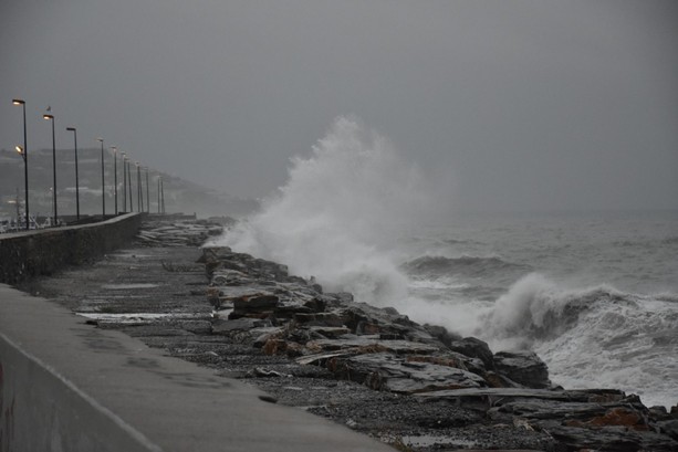 Maltempo, allerta arancione in Liguria per martedì: temporali persistenti e piogge fino a 15 ore. Scuole, decidono i sindaci Maltempo, allerta arancione in Liguria per martedì: temporali persistenti e piogge fino a 15 ore. Scuole, decidono i sindaci