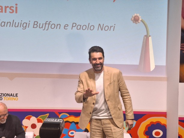 Effetto Buffon al Salone del Libro: folla in delirio per l’ex numero 1 di Juve e nazionale