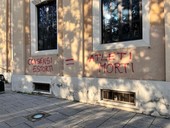 Imbrattarono scuole, banche e sindacati con scritte No Vax: nei guai 12 persone