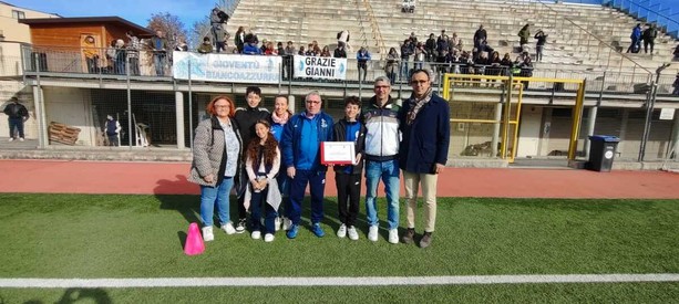 Alba e Guarene ringraziano con una targa Gianni Spinosa, l’allenatore che salvò la vita al giovane Gabriele Alba e Guarene ringraziano con una targa Gianni Spinosa, l’allenatore che salvò la vita al giovane Gabriele