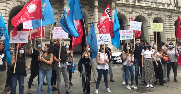 I lavoratori dei servizi del Comune di Torino sotto Palazzo Civico: "In 200 senza il contratto rinnovato"