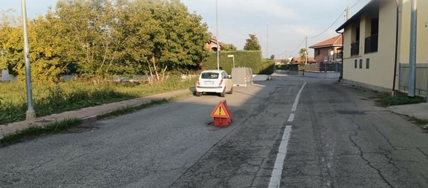 Via Ticino, "La barriera di plastica diventa un'opera permanente di arredo urbano" Via Ticino, "La barriera di plastica diventa un'opera permanente di arredo urbano"