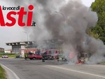 Provvidenziale intervento per un mezzo in fiamme in via Cuneo [FOTO e VIDEO]