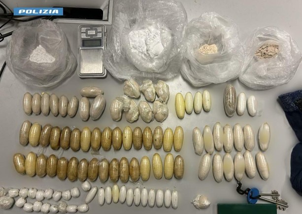 Aveva oltre un chilo di cocaina in casa: arrestati un uomo di 34 anni e uno di 36 a Barriera di Milano Aveva oltre un chilo di cocaina in casa: arrestati un uomo di 34 anni e uno di 36 a Barriera di Milano