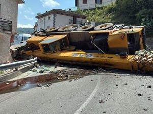 Autogru ribaltata a Roccavignale, Sp 28 bis chiusa per la messa in sicurezza. Fracchia: "Quel tratto è un punto critico" Autogru ribaltata a Roccavignale, Sp 28 bis chiusa per la messa in sicurezza. Fracchia: "Quel tratto è un punto critico"