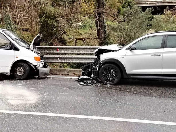Savona, schianto frontale in via Bonini: due mezzi coinvolti, due persone ferite in codice giallo (FOTO)
