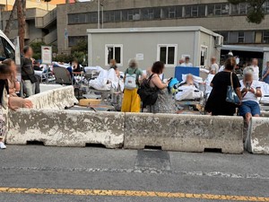 Paura al pronto soccorso del San Martino: incendio all’esterno, pazienti evacuati Paura al pronto soccorso del San Martino: incendio all’esterno, pazienti evacuati