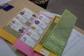 Legge elettorale: tre preferenze (di cui una almeno di genere) ma nell’ambito di listini da sette candidati e con capilista bloccati Legge elettorale: tre preferenze (di cui una almeno di genere) ma nell’ambito di listini da sette candidati e con capilista bloccati