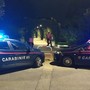 Importunano due ragazze fuori dalla discoteca, interviene a difesa un 22enne e viene colpito con due coltellate: tre arrestati