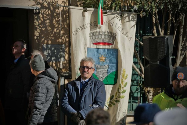 Saluto fascista a Stella, il vicesindaco Donati si dimette: "Gesto assolutamente deplorevole in un contesto scherzoso, chi mi conosce sa che è lontano dalle mie ideologie politiche" Saluto fascista a Stella, il vicesindaco Donati si dimette: "Gesto assolutamente deplorevole in un contesto scherzoso, chi mi conosce sa che è lontano dalle mie ideologie politiche"