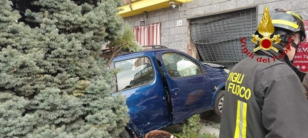 Montiglio Monferrato, auto contro un muro a Sant'Anna: vigili del fuoco estraggono i feriti