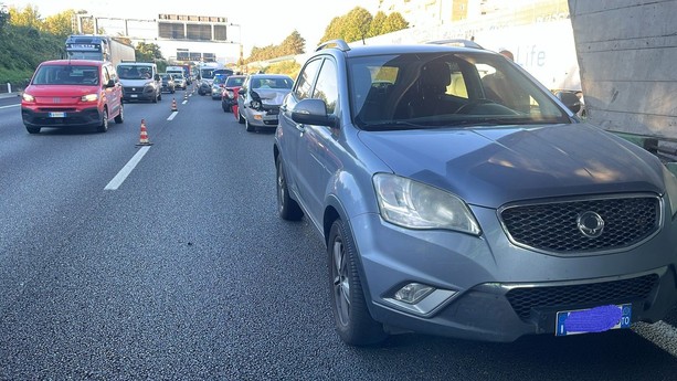 Incidente in tangenziale all'altezza di Collegno, direzione Milano: tre vetture coinvolte, un ferito non grave. Traffico in tilt