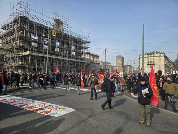 "Torino è partigiana", da tutta Europa contro lo sgombero di Aska. La città si blinda