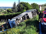 Camion esce di strada e si ribalta tra le vigne a Bazzana: autista miracolosamente illeso [FOTO]