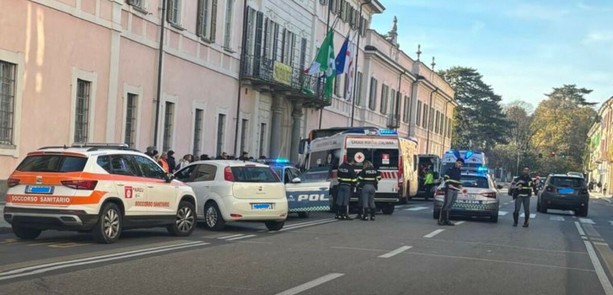 Autobus di linea investe due pedoni davanti al Comune di Varese: feriti anche quattro passeggeri
