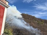 Incendio nei boschi sopra Laveno Mombello, in azione anche l'elicottero dei vigili del fuoco