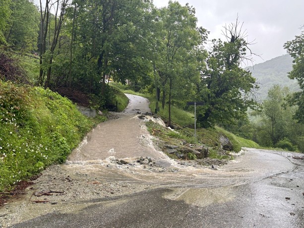 Alta Valle Ellero, torrenti esondano dopo un violento temporale: persone bloccate liberate dai soccorritori