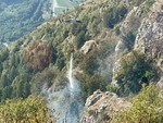 Monte Piastra, il fuoco non si spegne: a Valdieri decine di uomini al lavoro tra fumo, caldo e solidarietà [FOTO E VIDEO]