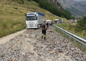 Colle della Maddalena, smottamenti dopo il temporale: Statale 21 ancora chiusa