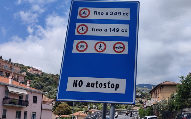 Sanremo: da 8 mesi la nuova normativa prevede che i 125 possano andare in Aurelia Bis ma i cartelli lo vietano ancora (Foto)