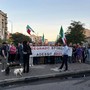 Barriera in protesta davanti al trincerone: “Da 20 anni solo parole, vogliamo una bonifica” [FOTO]