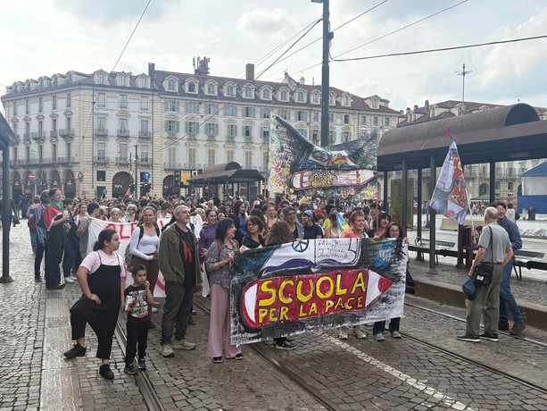La scuola per la pace: un fiume di insegnanti, studenti e famiglie in cammino per la Palestina [FOTO]
