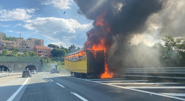 Autoarticolato in fiamme sull'A10: intervento dei vigili del fuoco ad Albisola (FOTO)