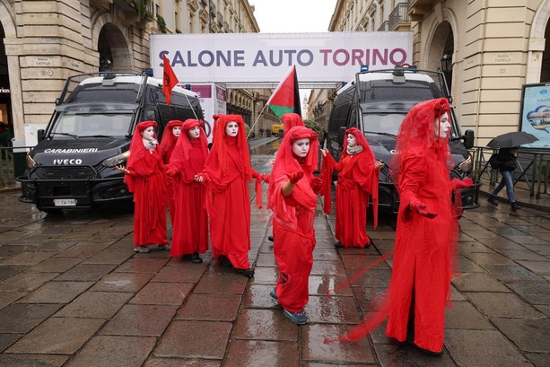 Blitz di Exctinction Rebellion all'inaugurazione del Salone dell'Auto: &quot;Vetrina di un lusso insostenibile&quot;