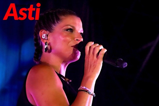 Alessandra Amoroso abbraccia Astimusica e fa cantare tutta piazza Alfieri [Galleria fotografica]
