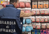 Coriandoli, stelle filanti e prodotti di Carnevale non a norma: duemila articoli sequestrati dalla Guardia di Finanza