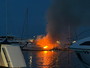 Yacht in fiamme a Portosole, alta colonna di fumo visibile da chilometri: scattano i soccorsi (foto)