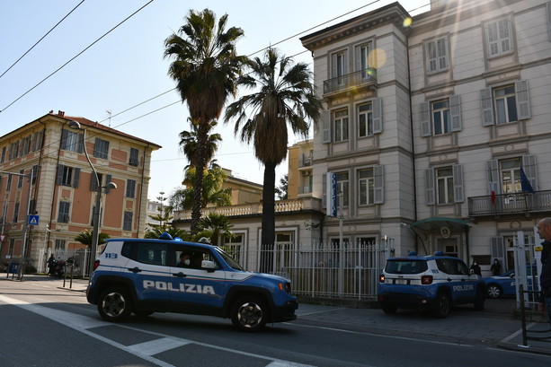 Permessi di soggiorno, blitz tra Imperia e Sanremo: arrestati funzionario e titolare di agenzia, sequestrati 267mila euro