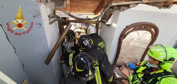 Crollo palazzina in strada Bramafame: estratta una donna, si cerca anche un bambino sotto le macerie [FOTO]