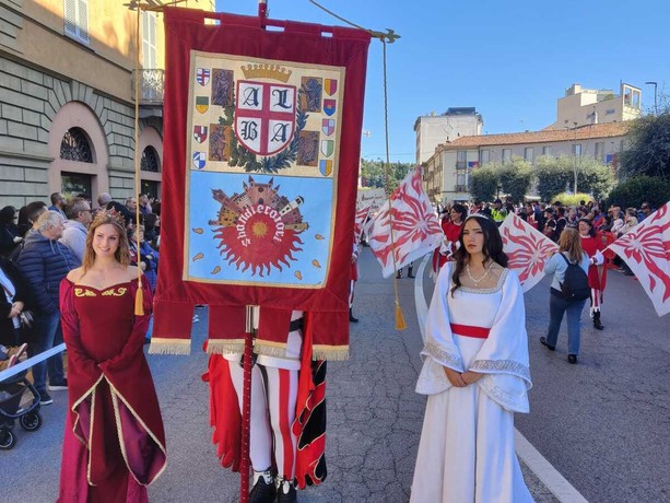 Alba si prepara alla corsa più amata: in corso la sfilata storica medievale [FOTO E VIDEO]