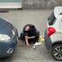 Si buca tra le auto in sosta in Barriera di Milano: il video choc girato da un residente